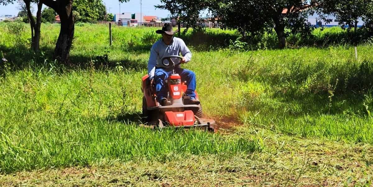 Prefeitura de Limeira do Oeste realiza limpeza de terrenos e espaços públicos