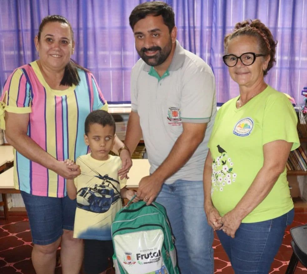 Prefeitura de Frutal distribui kits de materiais didáticos para alunos com deficiência visual