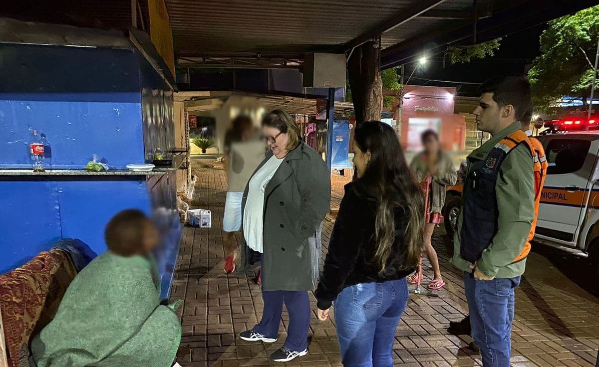 Secretaria de Assistência Social faz entrega de cobertores e alimentos a moradores em situação de rua