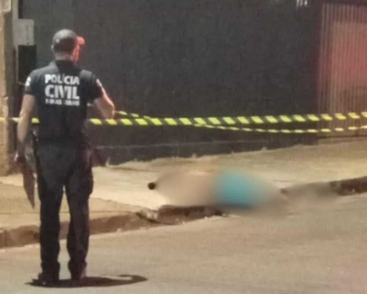 Homem é encontrado morto em calçada na Rua Pedro Rodrigues da Silveira