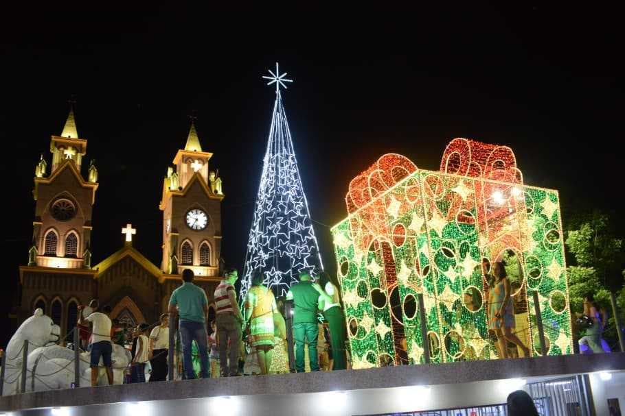 Praça da Matriz e ruas de Frutal estão decoradas e iluminadas