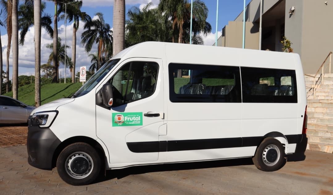 Prefeitura de Frutal adquire Van Escolar com 15 lugares