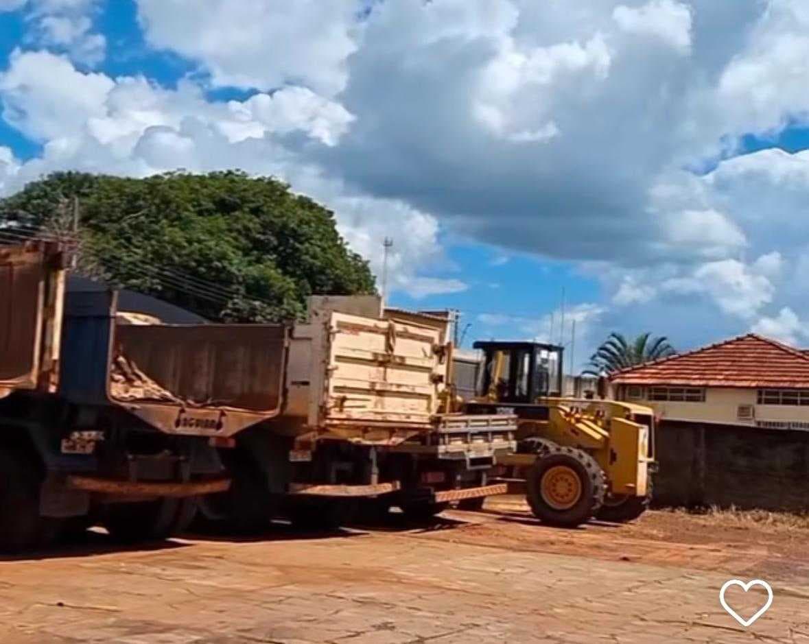 Administração Reginaldo coloca toda frota de maquinários em manutenção para executar os serviços urbano e rural