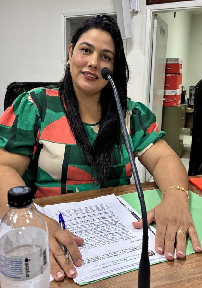 Vereadora Francilaine propõe roçagem de terrenos e extensão de rede de esgoto