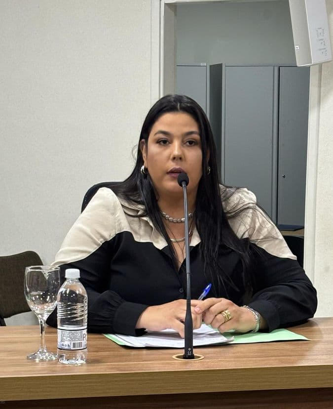 Vereadora Francilaine Campos solicita aquisição de armários para salas de aula
