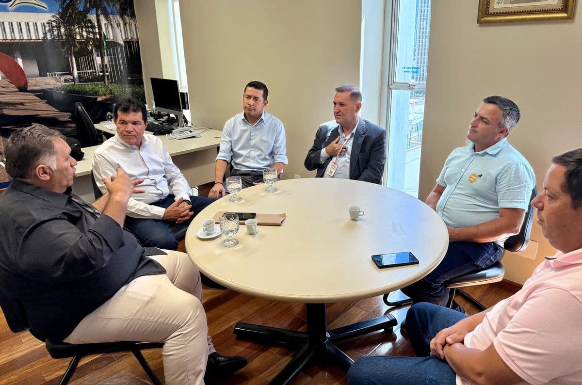 Prefeito Ricardo Garcia discute conclusão da rodovia Itapagipe/Campina Verde e busca recursos para a educação em Belo Horizonte