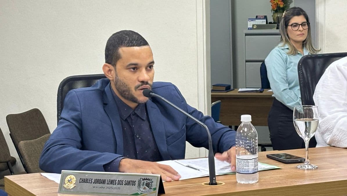 Vereador Charles propõe bebedouro para escola e reparo emergencial em via pública