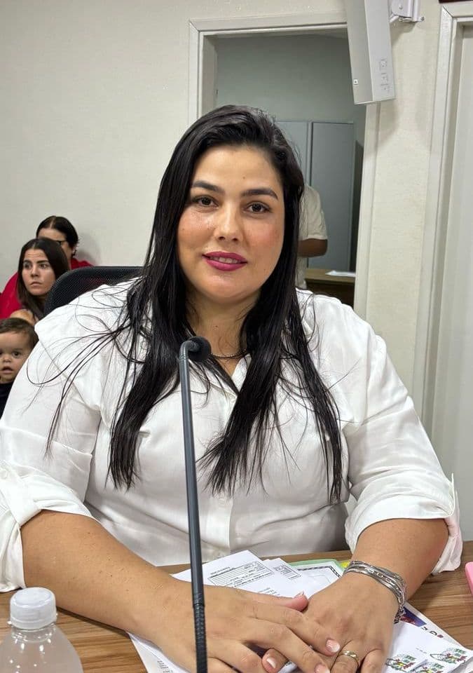 Vereadora Francilaine propõe instalação de redutores de velocidade e limpeza no Cemitério
