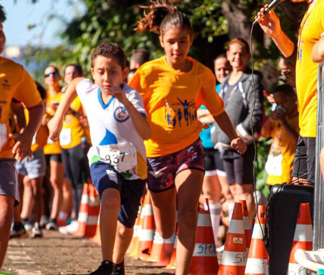 Alunos de Pirajuba participam da 11ª Corrida da Adoção em Uberaba e vivenciam experiência marcante