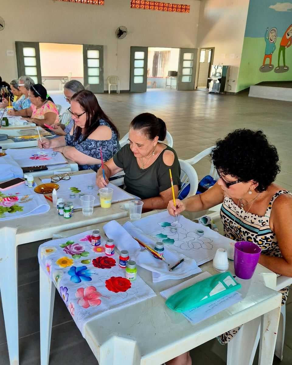 🎨 Arte, cuidado e cidadania: pintura em tecido transforma a vida de idosos no Centro de Convivência 🎨