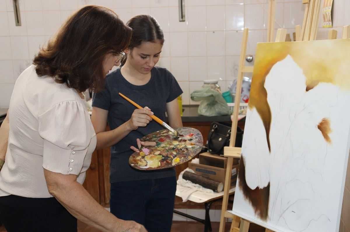 Aulas de pintura em tela promovem bem-estar e inclusão para mulheres em Frutal