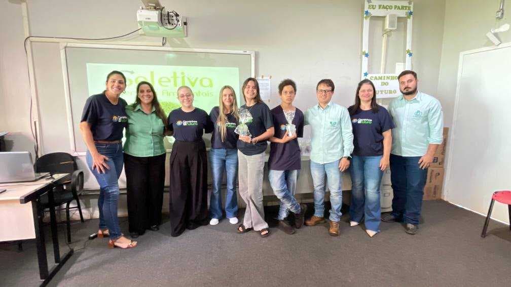 Itapagipe incentiva sustentabilidade com entrega de copos reutilizáveis a jovens do Programa Caminhos do Futuro