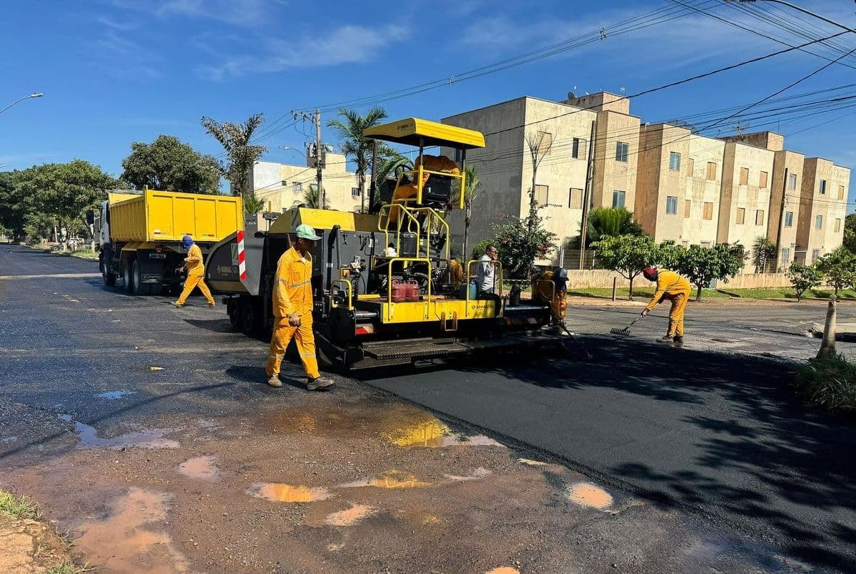 Prefeito Bruno Augusto e presidente Fernando da Quineira, acompanham obras de recapeamento em Frutal