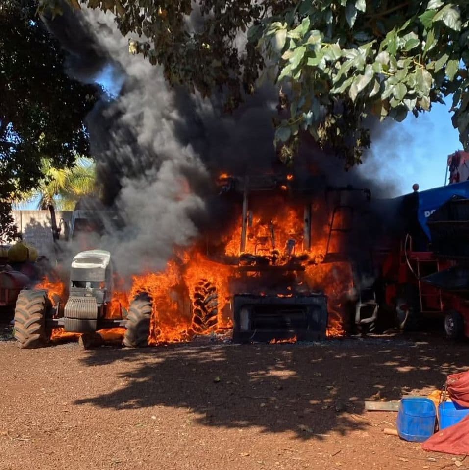 Incêndio em oficina destrói trator e colheitadeira em Planura