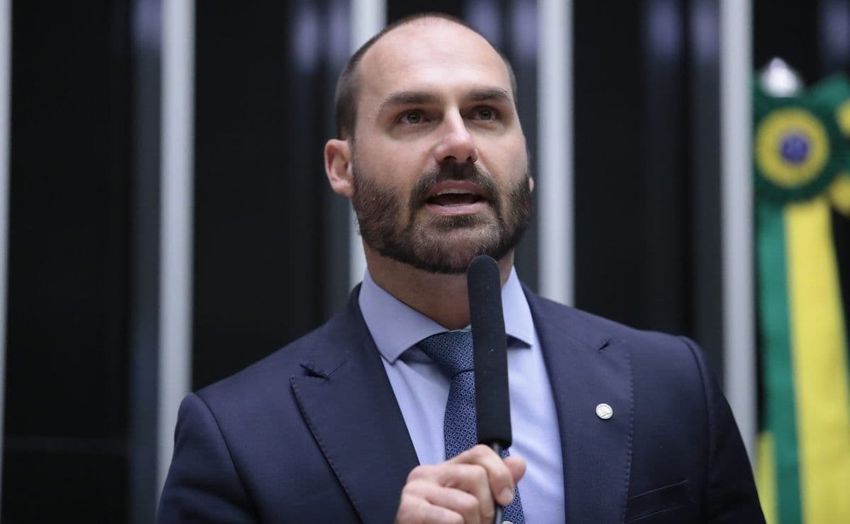 Eduardo Bolsonaro descarta renúncia e cogita disputar Presidência com apoio do pai