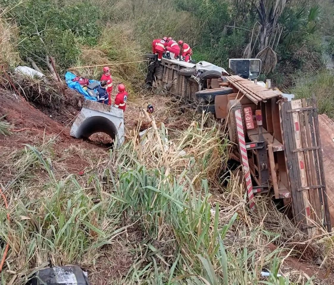 📍 #ENGAVETAMENTO | Quatro veículos se envolvem em acidente na BR-153, em Prata