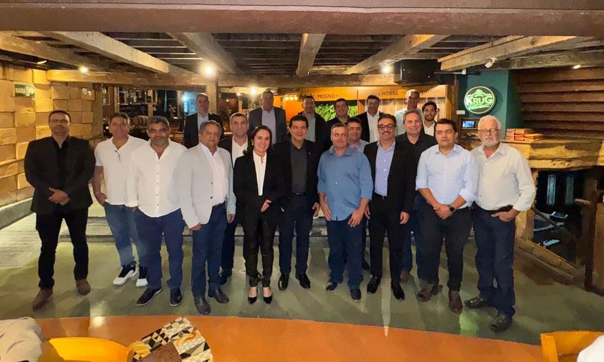 Prefeito Ricardo Garcia garante quadra esportiva e ônibus escolar para Itapagipe em reunião na capital mineira