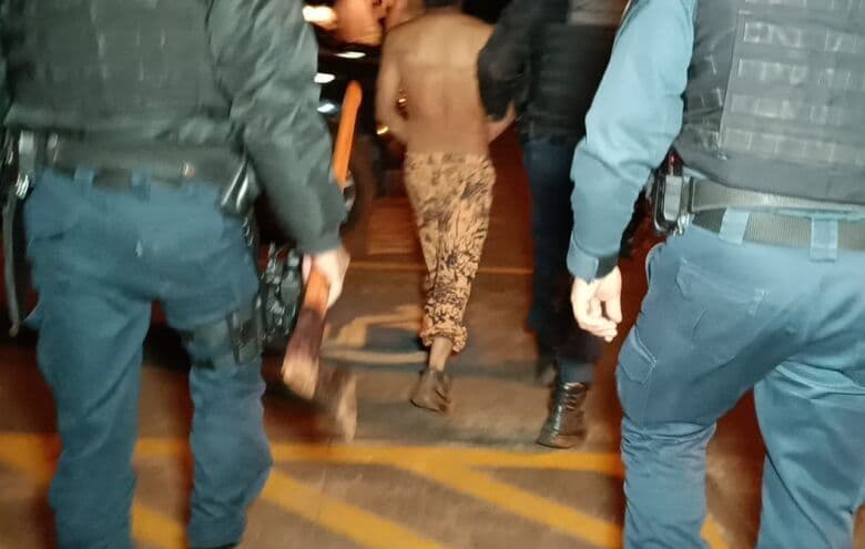Adolescente mata padrasto a golpes de machado para defender a mãe em Dourados