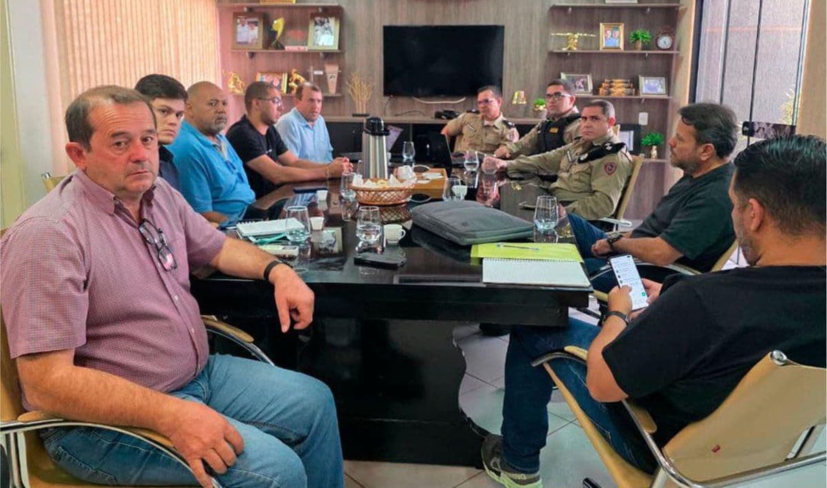 Prefeito Gauchinho se reúne com forças de segurança para planejar Cavalgada e Festa do Peão em Pirajuba