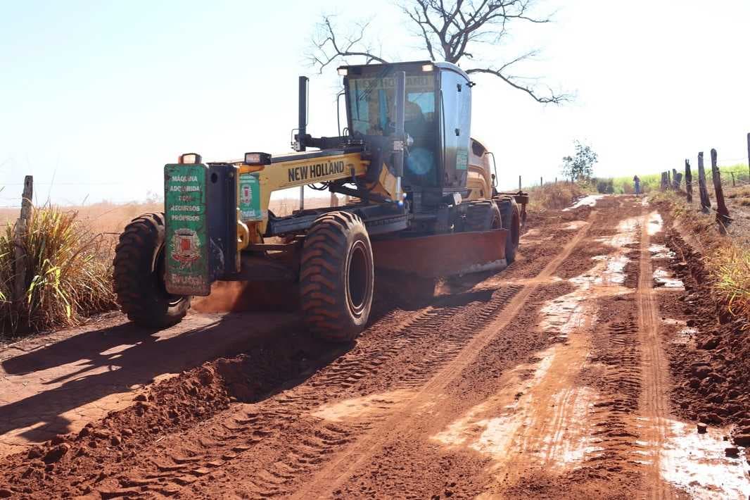 🚜 Serviço concluído na região da Vertente: estradas recebem melhorias ✅