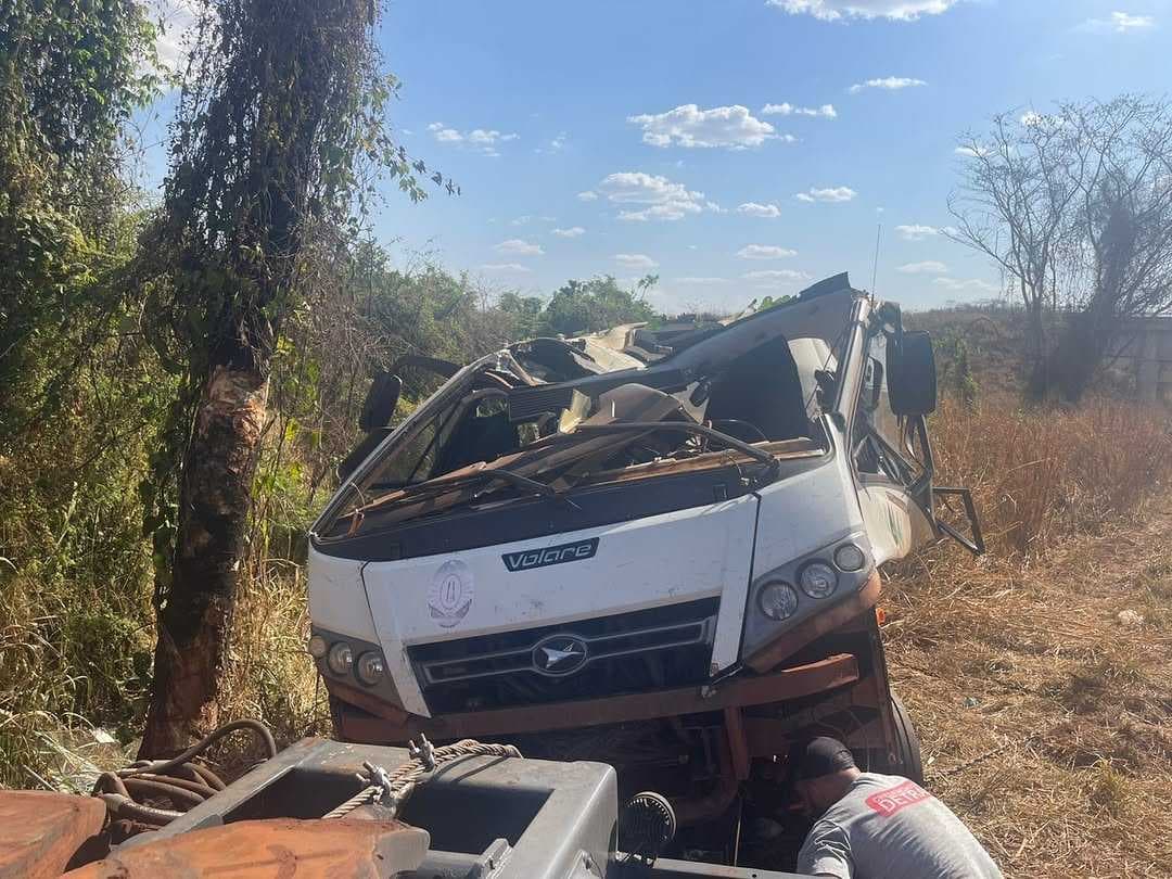 Micro-ônibus com trabalhadores capota na MGC-497, em Iturama