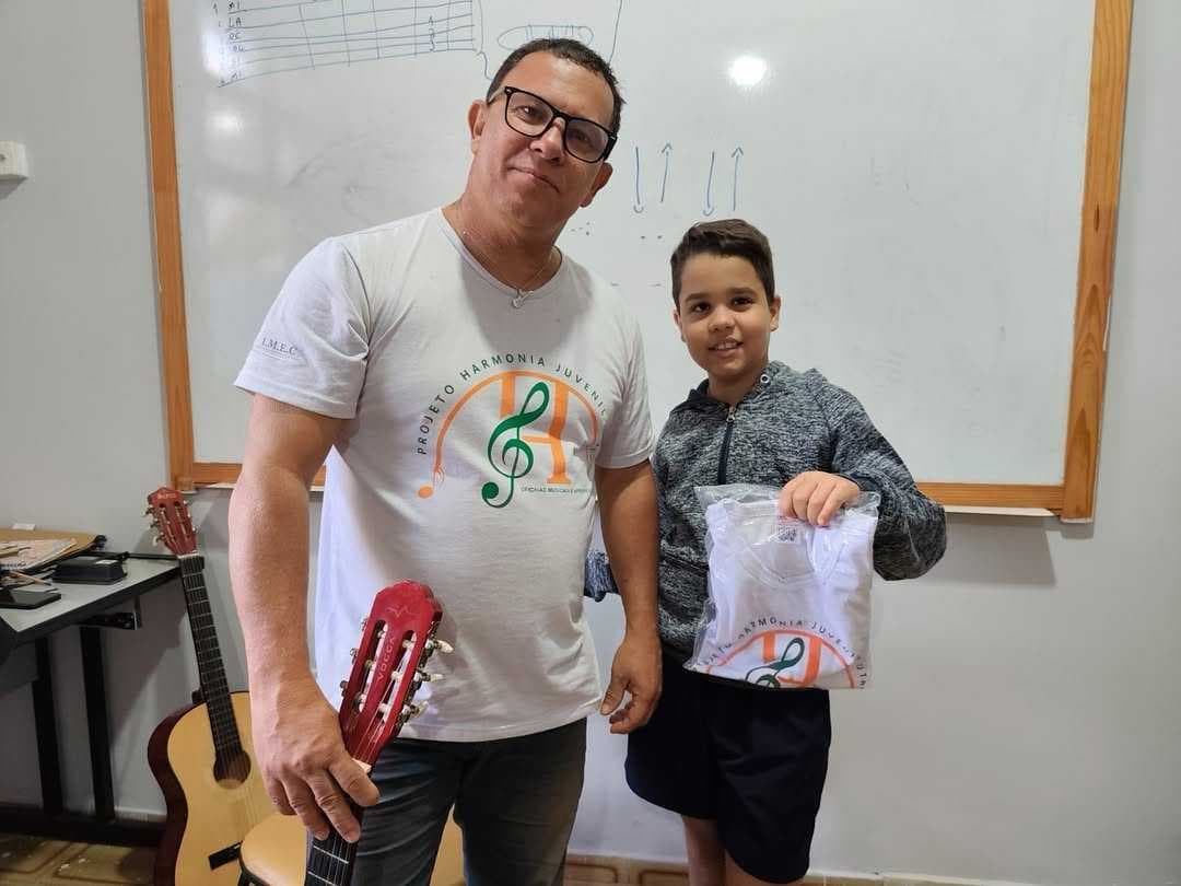 Parceria garante novos uniformes para alunos da Escola Municipal de Música de Frutal