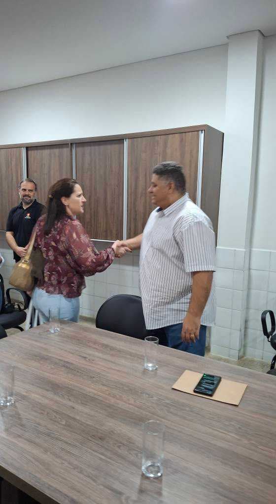 Prefeito de Comendador Gomes participa de reunião da Anvale em Pirajuba
