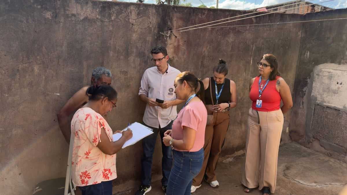 Prefeito do Prata entrega Cartão Família a beneficiários em visitas domiciliares