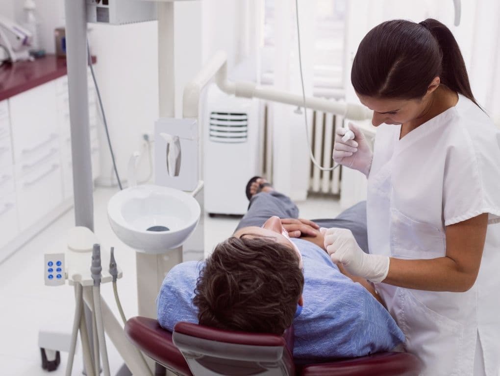 Câncer de boca: consulta ao dentista pode salvar sua vida; saiba os sinais de alerta